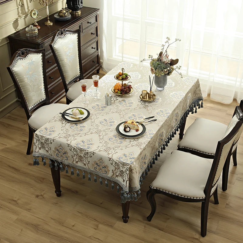 Une salle à manger élégante avec une table dressée de façon raffinée, agrémentée de détails décoratifs comme un vase de fleurs et des verres à vin.