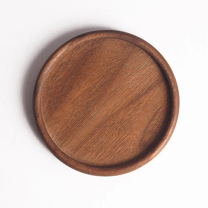 Sous-verre rond en bois de noyer style japonais sur table en bois