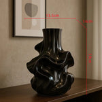 vase porcelaine blanc noir moderne sculptural abstrait plis irréguliers strié fleurs