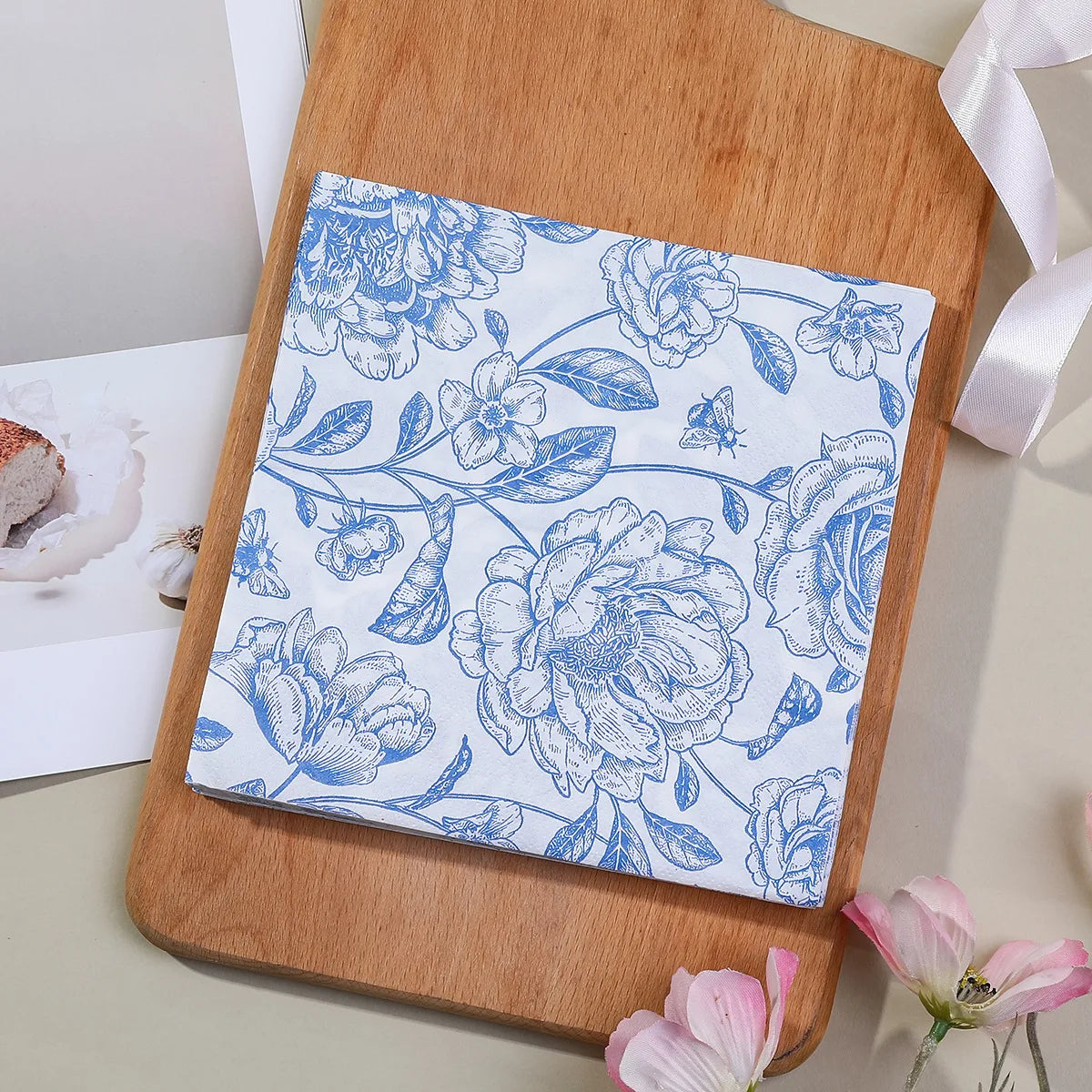 serviettes papier motif floral couleurs vives blanc bleu rouge jaune vert rose classique romantique
