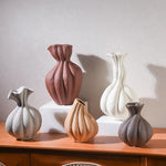 vases céramique texturé moderne minimaliste fougères séchées décoration intérieure arrondis lignes verticales blanches brunes