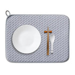 tapis cuisine gris clair texture géométrique moderne anneau suspension 60cm 45cm assiette cuillère gobelet