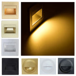 Applique murale LED pour escalier en couleur blanche éclairant une marche