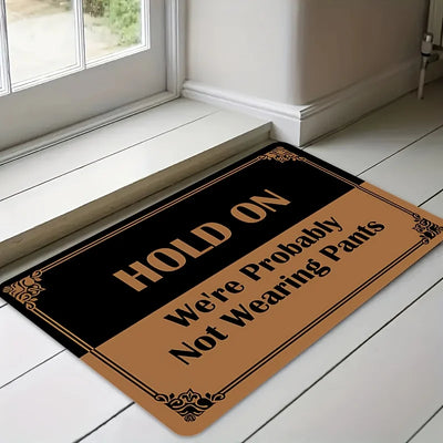 Paillasson humoristique Hold On - Tapis d'entrée multicolore sur un sol en bois
