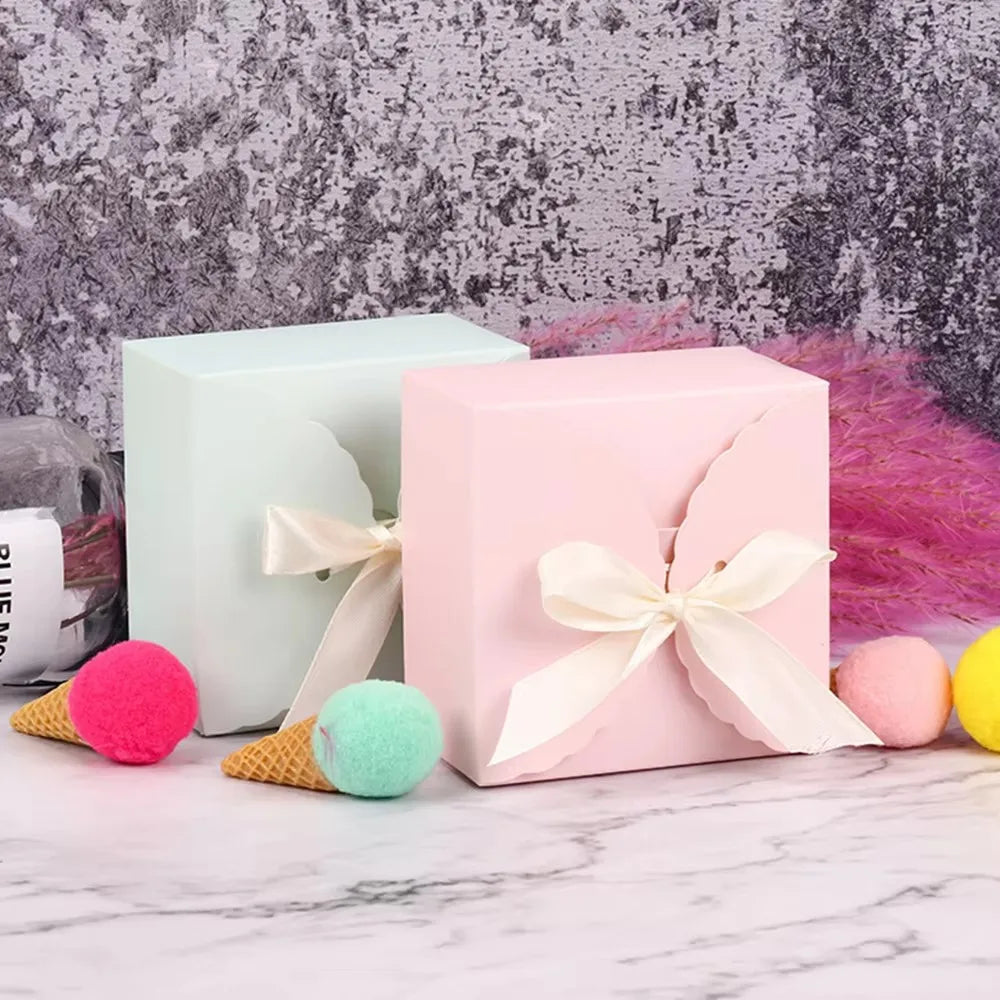 boîtes cadeaux mariage anniversaire noël blanc rose vert papier kraft bordure ondulée ruban blanc