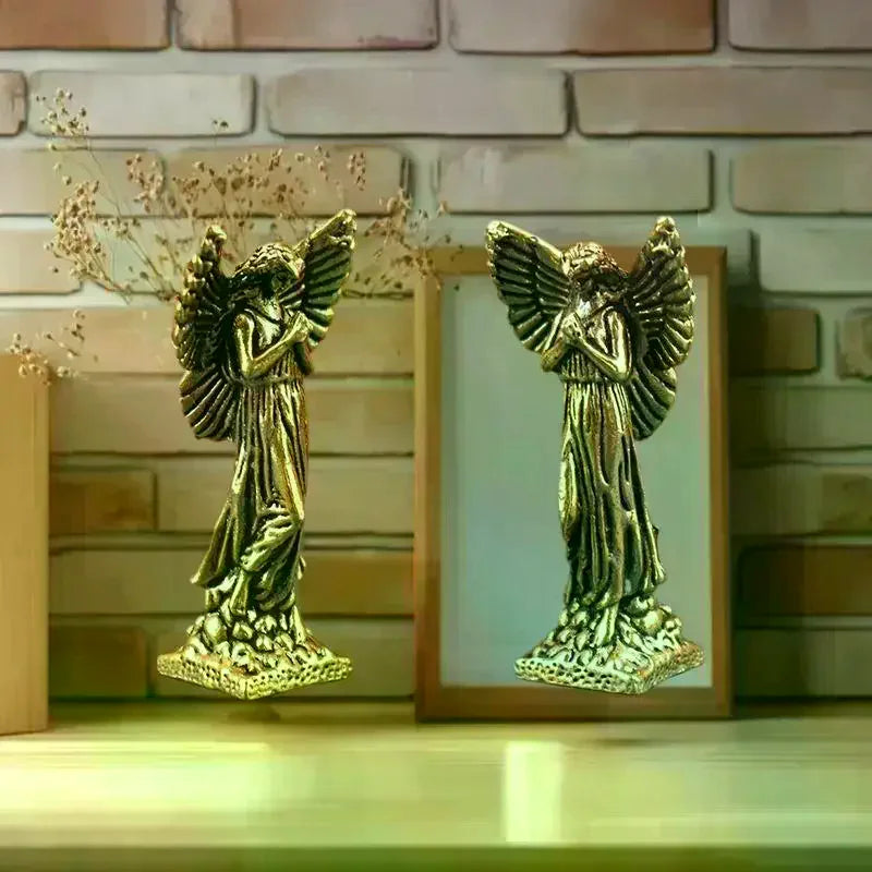 statues d'anges dorées sculptées détaillées ailes religieuses decoratives intérieur