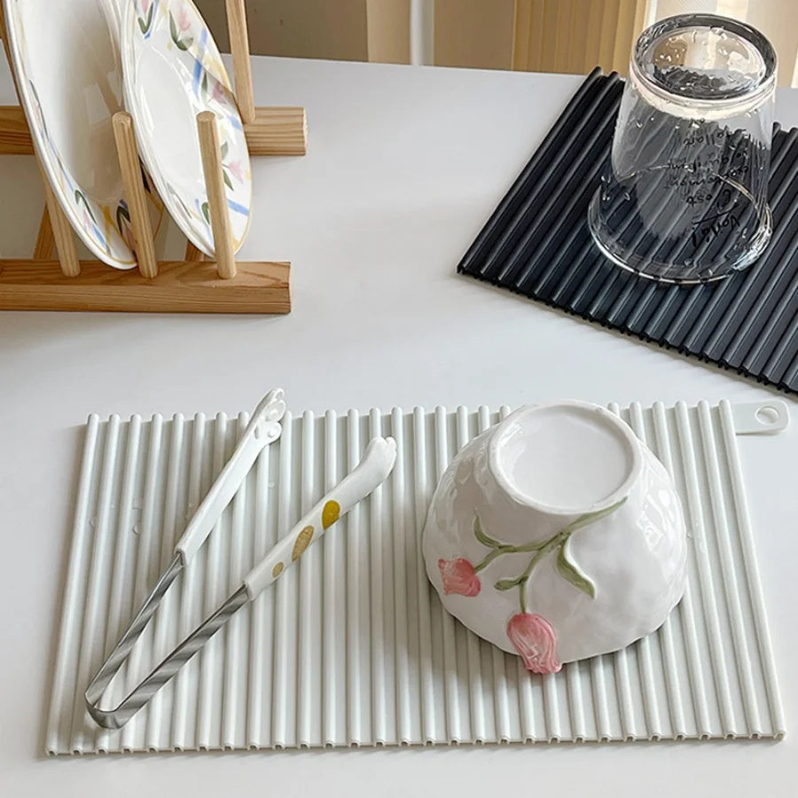 tapis vaisselle moderne noir blanc rayures verticales clips respectueux environnement