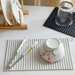 tapis vaisselle moderne noir blanc rayures verticales clips respectueux environnement