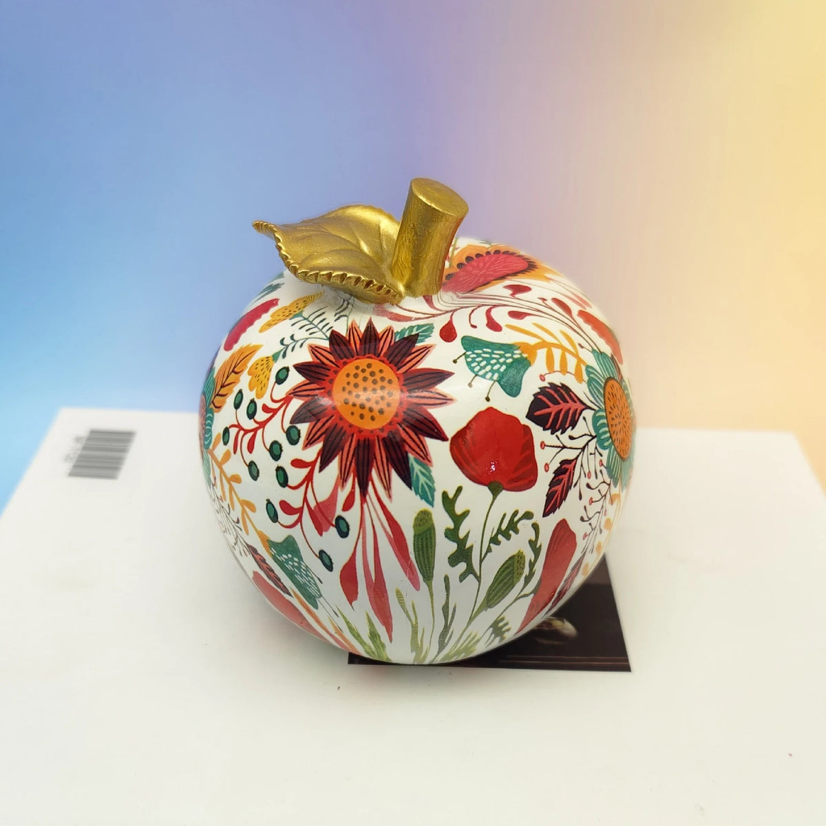 statue pomme multicolore motifs floraux abstraits résine décoration moderne contemporaine artisanale feuillette dorée