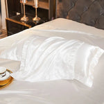 Housse de couette blanche avec accessoires de literie contrastés