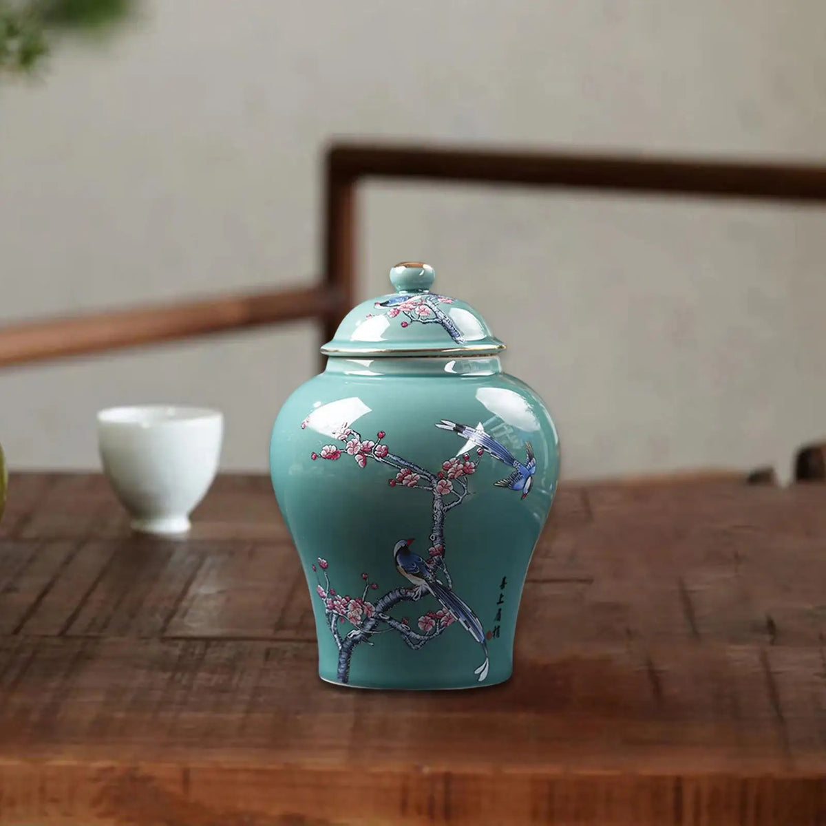 vase bleu blanc pot épices céramique couvercle poignée ornements floraux classiques