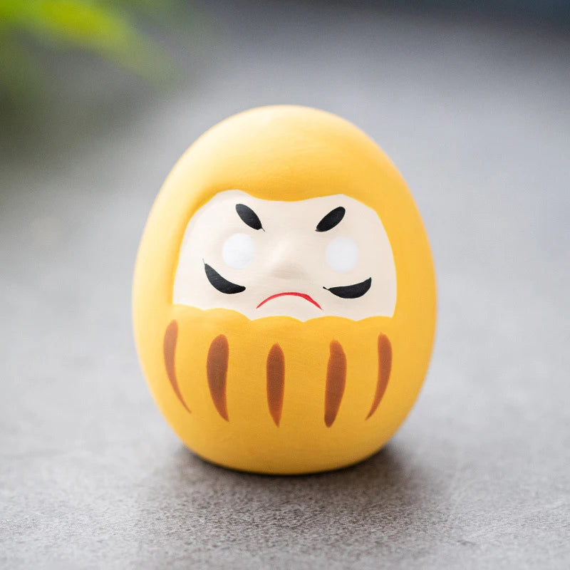 statuette japonaise daruma rouge or visage stylisé sourcils yeux barbe blanche traditionnelle décoration maisonporte