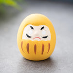 statuette japonaise daruma rouge or visage stylisé sourcils yeux barbe blanche traditionnelle décoration maisonporte