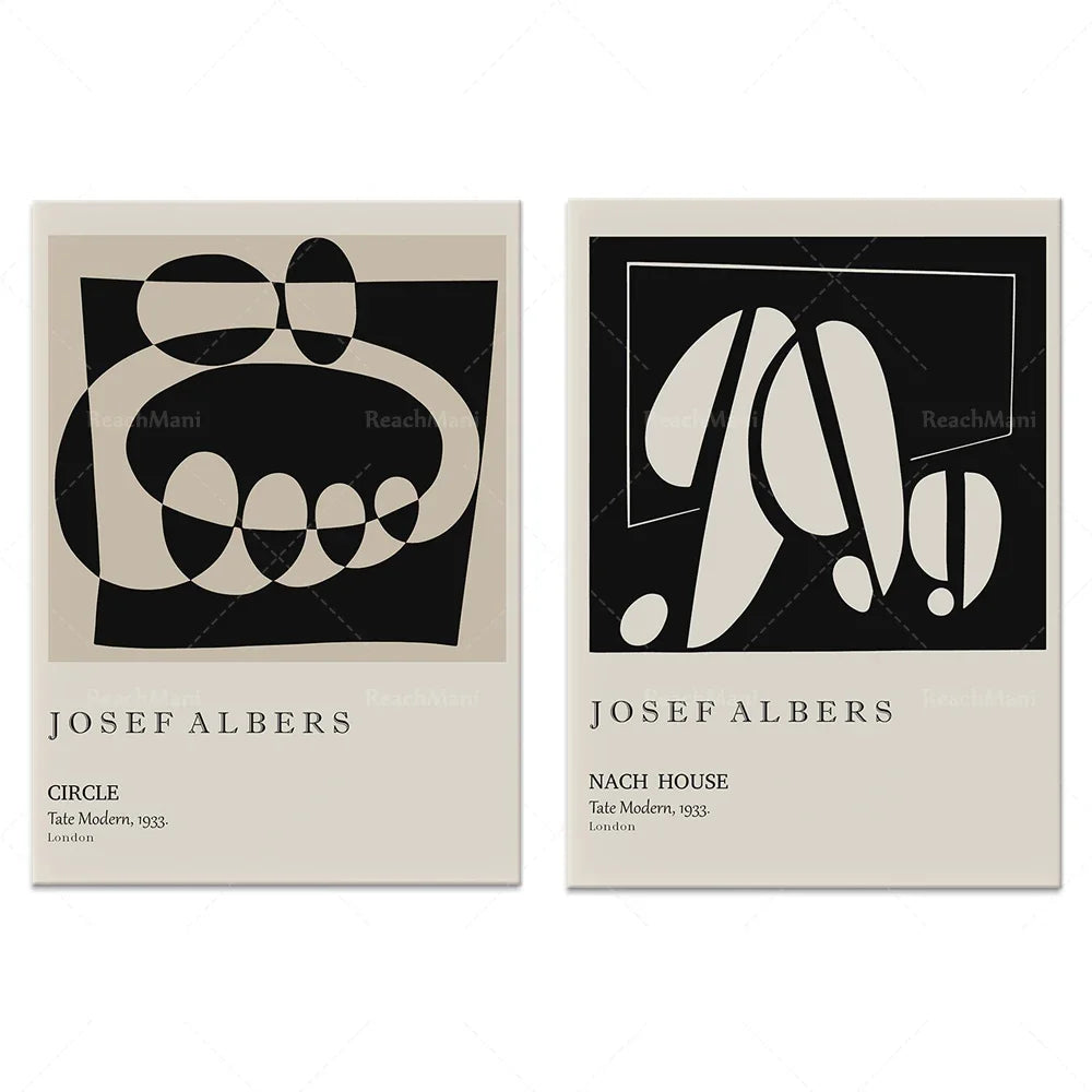Deux affiches monochromes abstraites créées par l'artiste Josef Albers, intitulées "Circle" et "Nach House", datant de 1933 et représentant des formes géométriques noires et blanches.
