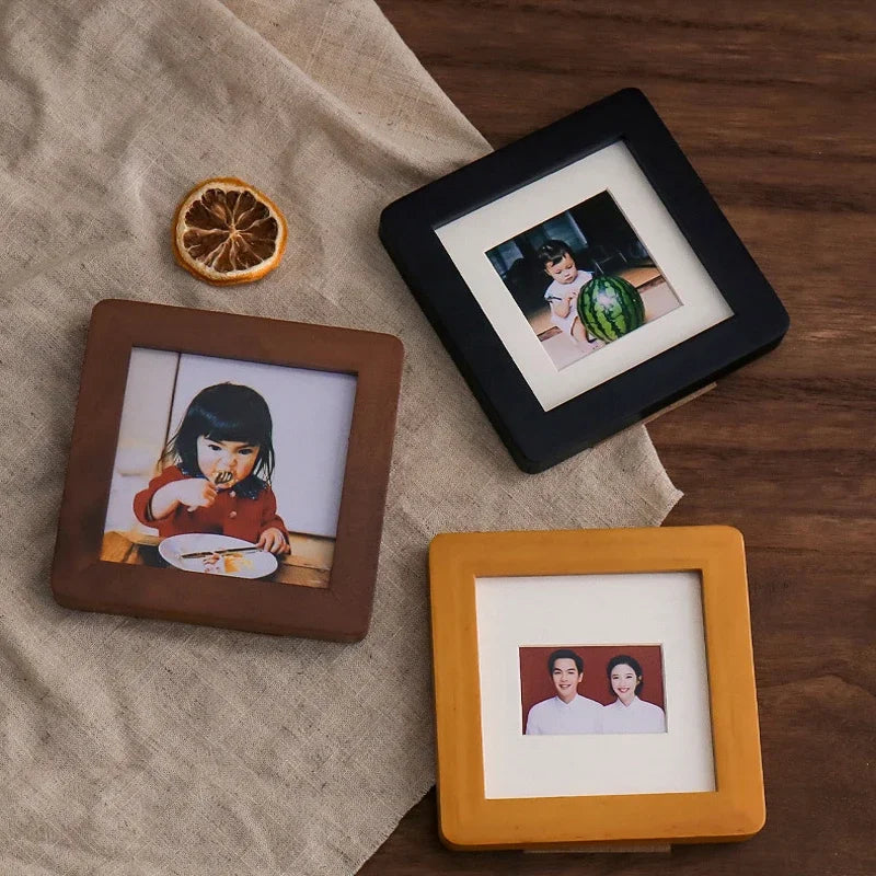 cadre photo bois naturel marron noir jaune classique enfant bébé décoration intérieure vintage