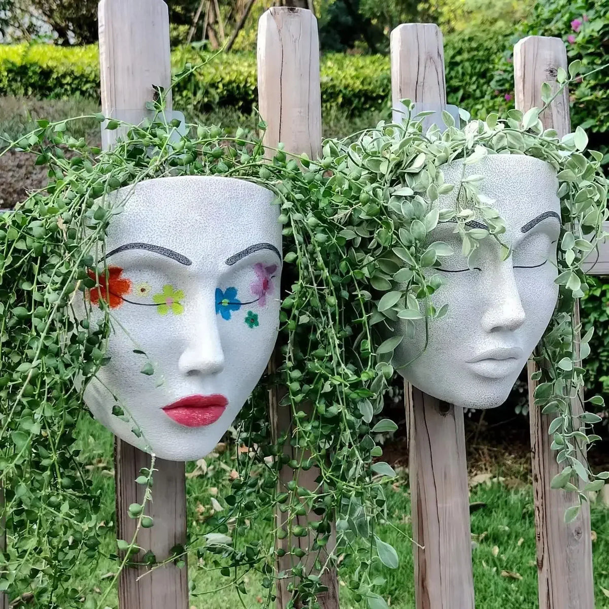 Pots fleurs face humaine blanc marron rouge lèvres motifs floraux plante grimpante décoration murale