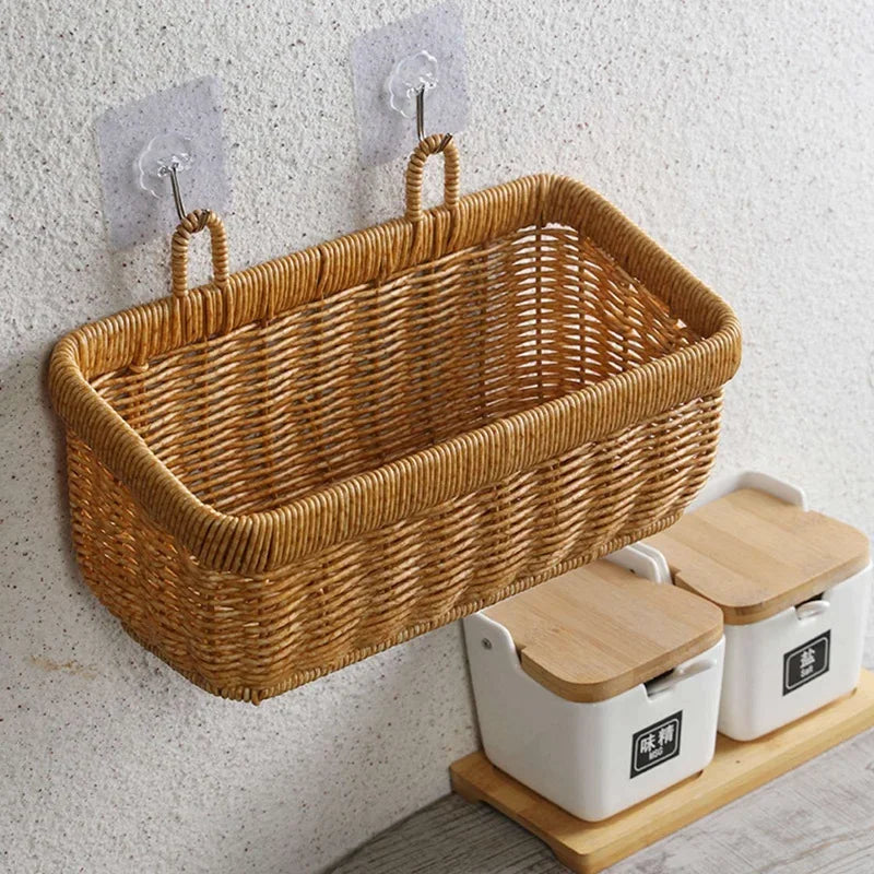 panier suspendu tressé osier rustique beige blanc orange rouge pommes fleurs décoration farmhouse