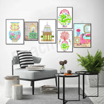 Une élégante composition murale présente une sélection d'illustrations colorées et ornées, créant une ambiance chaleureuse et raffinée dans cet espace de vie.