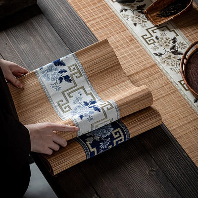 Chemin de table en bambou brodé vintage sur une table en bois
