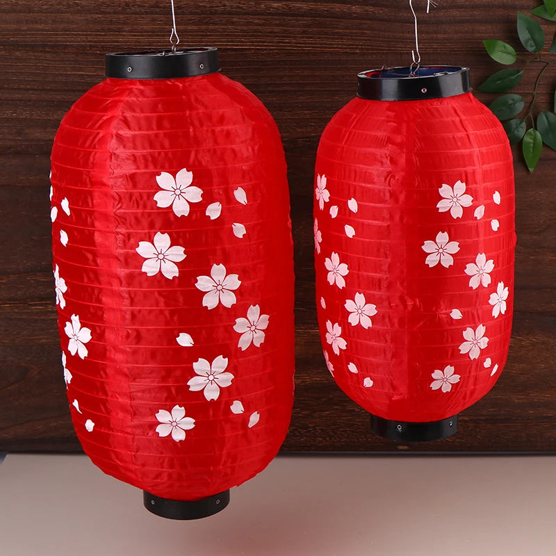 lanternes japonaises traditionnelles rouge jaune fleurs cerisier blancs crochets métalliques événement décoration maison pub