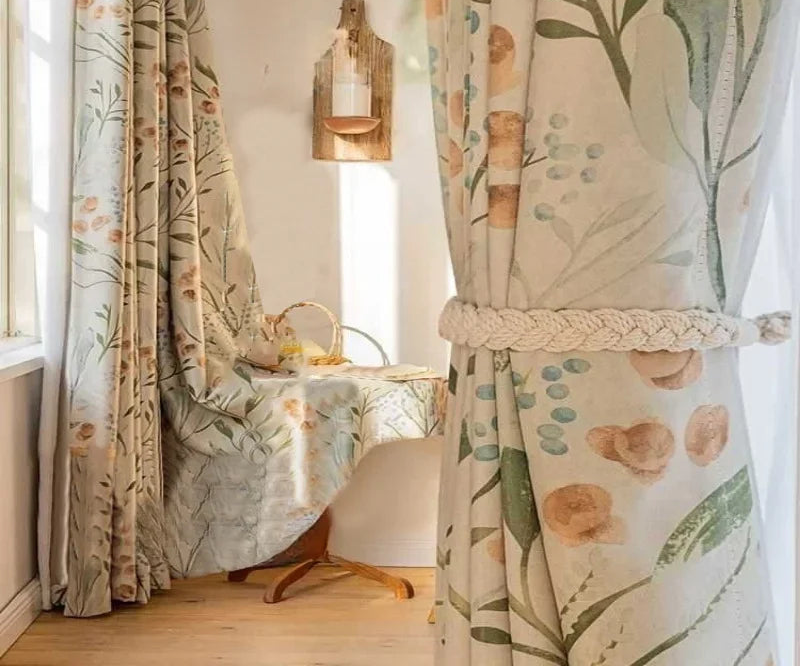 Rideaux élégants avec motifs floraux pastel pour salon ou chambre, ajoutant une touche de charme naturel à votre intérieur. Décoration chaleureuse et lumineuse, idéale pour créer une ambiance relaxante et accueillante. Accessoire de décoration intérieure pour un style harmonieux et apaisant.