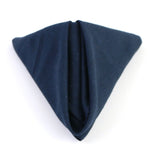 Mouchoir plié en triangle bleu foncé sur fond blanc.