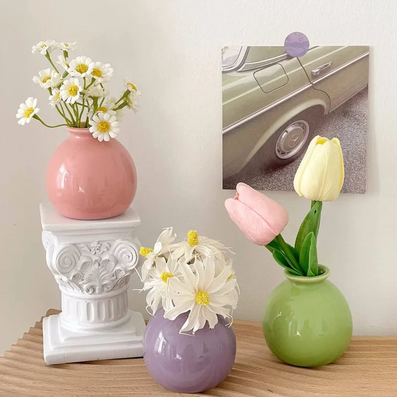 petit vase céramique moderne fleurs artificielles décoration intérieur couleur rose vert violet blanc