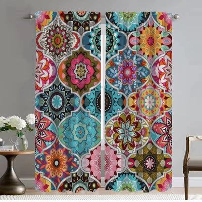 Rideaux décoratifs à motifs géométriques et floraux multicolores pour un salon moderne. Apportez une touche bohème et vibrante à votre intérieur grâce à ces motifs détaillés et artistiques. Parfaits pour ajouter une ambiance chaleureuse et accueillante, ces rideaux égayeront n'importe quelle pièce.
