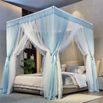 Un lit à baldaquin bleu clair avec des rideaux blancs aériens, créant une atmosphère romantique et élégante dans la chambre.