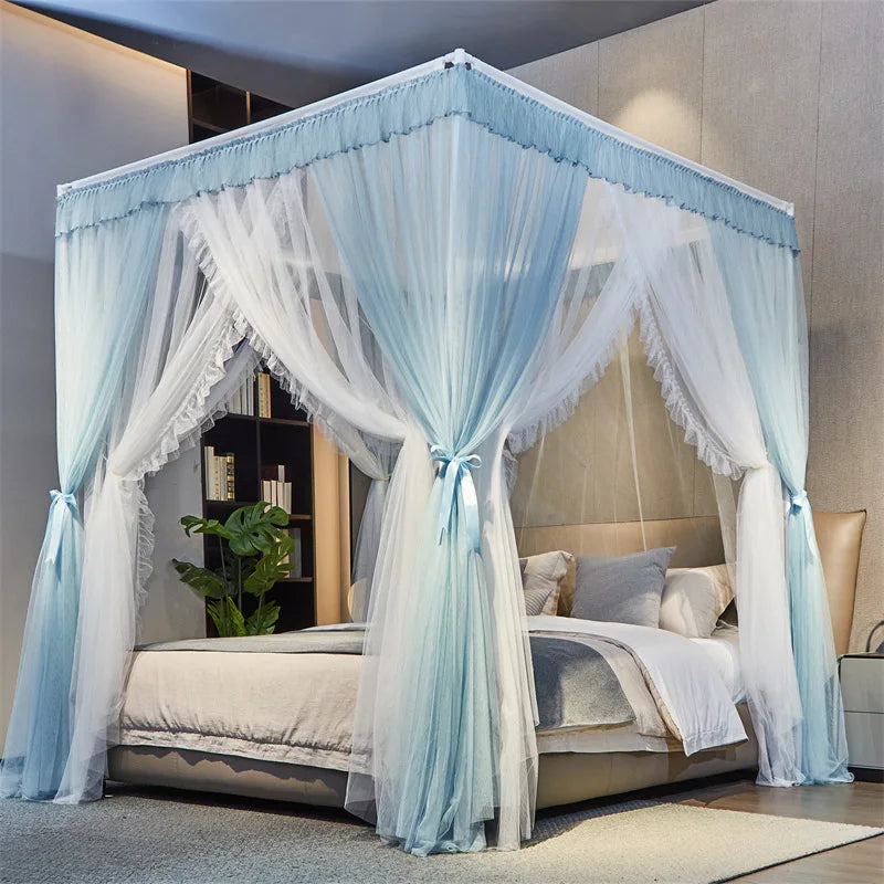 Un lit à baldaquin bleu clair avec des rideaux blancs aériens, créant une atmosphère romantique et élégante dans la chambre.