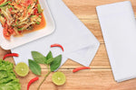 Une savoureuse salade vietnamienne colorée, servie avec des herbes fraîches et des accompagnements frais sur une table en bois.