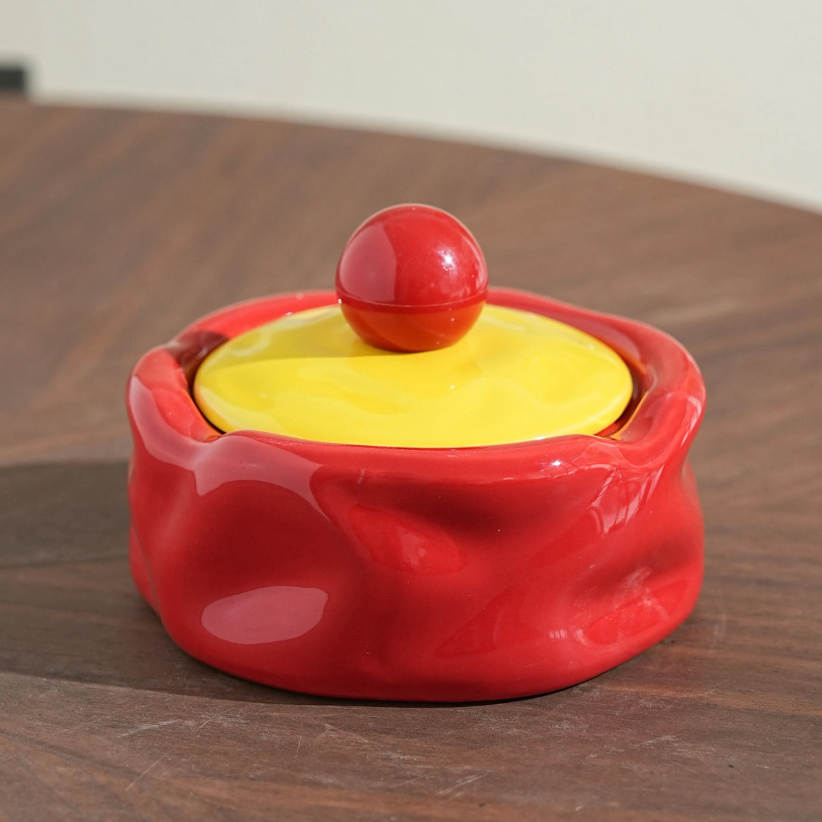 cendrier céramique rouge jaune bleu texture ondulée moderne salon