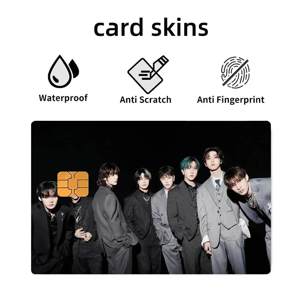 étui carte bancaire kpop strays moderne noir gris blanc personnes costumes formels minimaliste