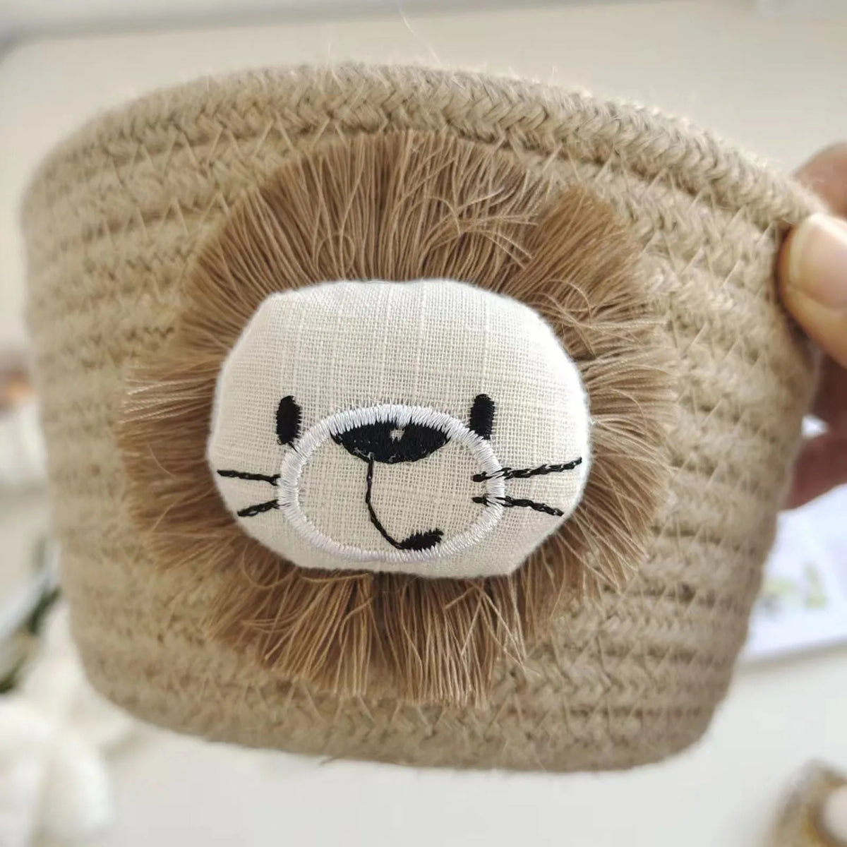 panier rangement tressé lion enfant decoratif beige blanc marron texturé utilisation multiple