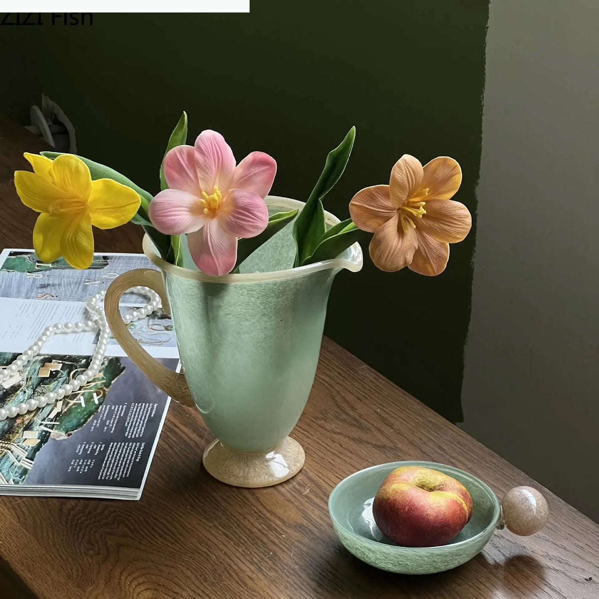 ensemble vaisselle céramique vert clair tasses bol carafe couvercle plateau fruits bougie fleur artificielle