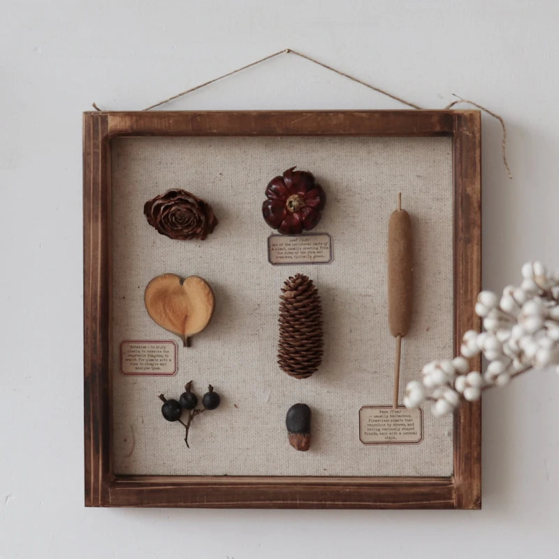 Cadre photo vintage en bois avec fleurs séchées bleues sur fond blanc