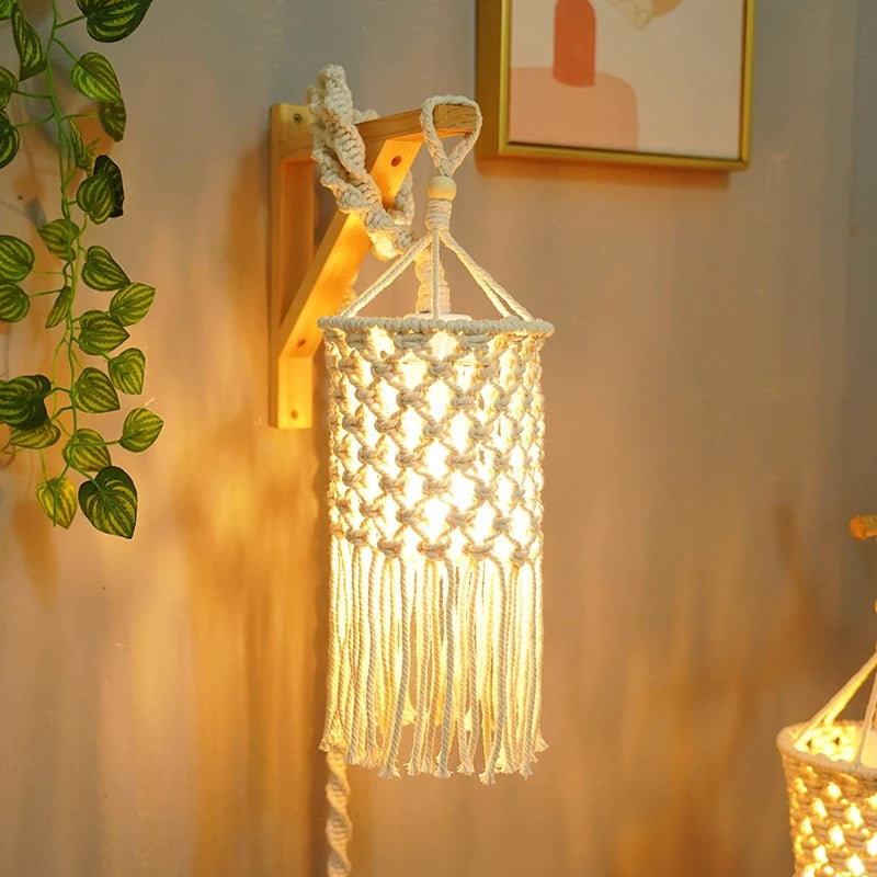 lampe suspendue boho macramé blanc cassé motifs géométriques boule bois franges decoration maison salon