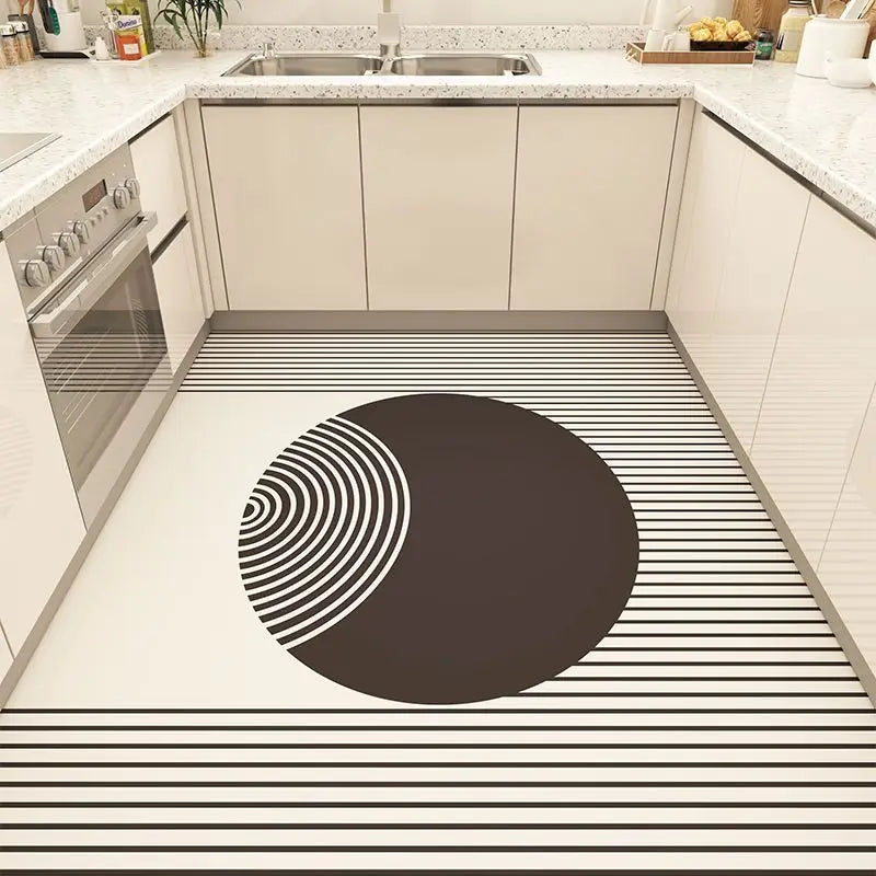 Un design graphique épuré et audacieux sur le sol de la cuisine, avec des rayures verticales noires et blanches contrastant avec un cercle central sombre, créant un effet visuel saisissant et géométrique.