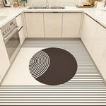 Un design graphique épuré et audacieux sur le sol de la cuisine, avec des rayures verticales noires et blanches contrastant avec un cercle central sombre, créant un effet visuel saisissant et géométrique.