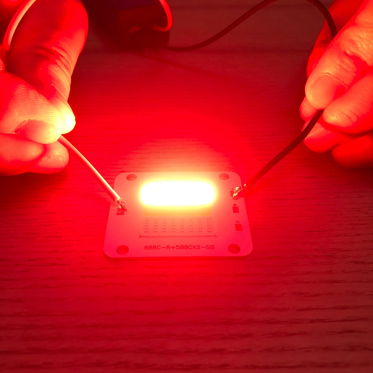 lampe led rgb rouge vert bleu blanc surface texturée industrielle intense fixations tréforées fils