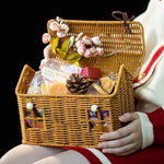 panier tressé forme maisonnette couvercle rouge fenêtres rectangulaires ornements chinois traditions festives