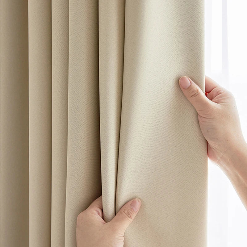 Rideau occultant beige moderne installé dans une chambre à coucher