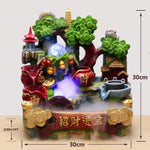 Paysage miniature de décorations asiatiques, avec bâtiments, végétation et accessoires dorés, créant une composition harmonieuse et colorée.