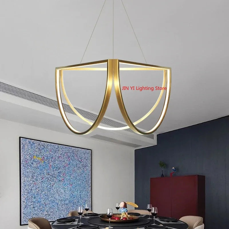 suspension lumineuse or contemporaine minimaliste géométrique demi cercles superposés opaques chaînes câbles électriques