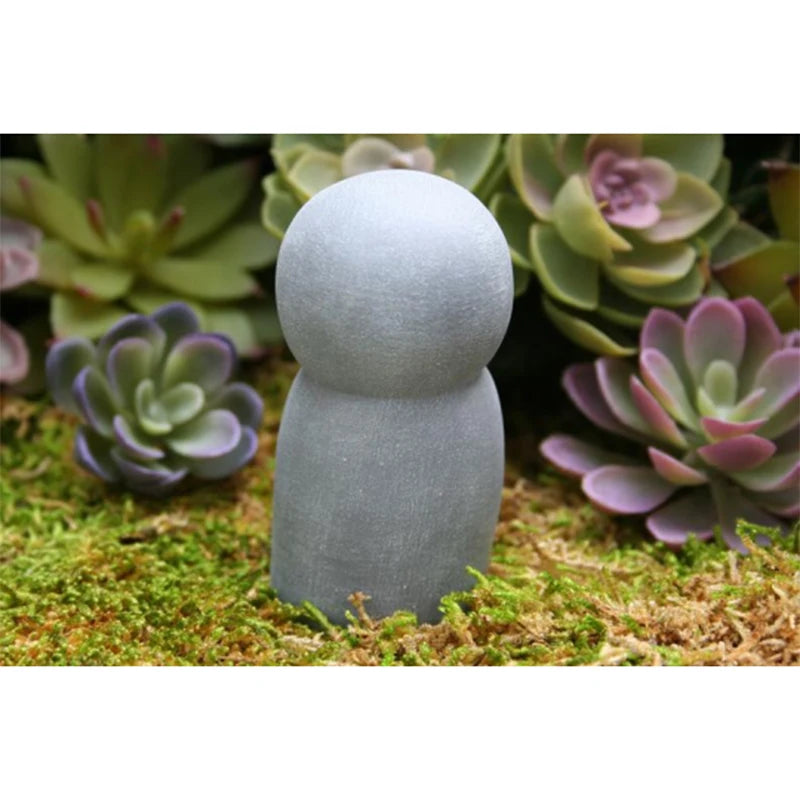 statuette bouddha jizo résine gris clair minimaliste moderne décoration jardin sans motif opaque