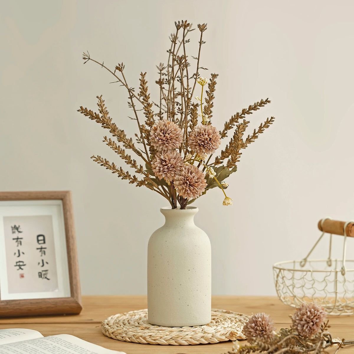 bouquet fleurs séchées vase blanc brun céramique décoration intérieure minimaliste rustique