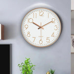 horloge murale cadre doré aiguilles noires numéros blancs moderne chambre coucher