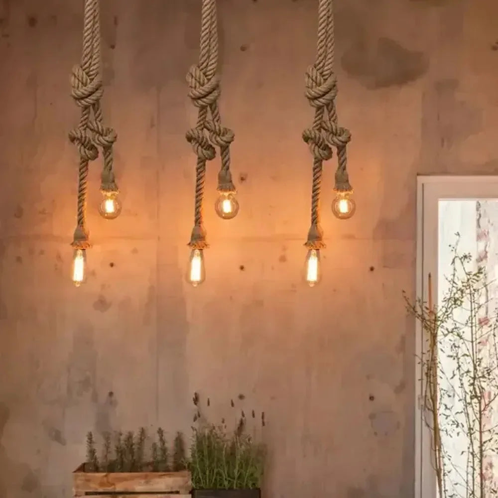 suspension lumineuse industrielle corde nouée marron clair anneaux métalliques ampoules filament décoration intérieure rustique