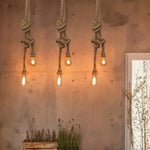 suspension lumineuse industrielle corde nouée marron clair anneaux métalliques ampoules filament décoration intérieure rustique