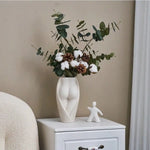vases céramique modernes blancs fleurs séchées décoration table salon humains stylisés minimaliste